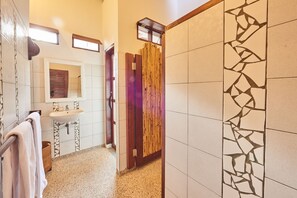 Dusche, kostenlose Toilettenartikel, Haartrockner, Bademäntel