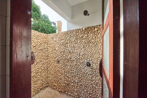 Chuveiro, produtos de toalete grátis, secador de cabelo 