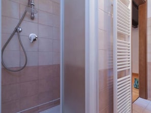 Douche, sĂšche-cheveux, bidet, serviettes fournies