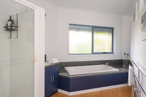 Casa Premium, 4 habitaciones, vista al océano, frente al mar | Baño | Tina y regadera independientes, tina profunda, secadora de cabello
