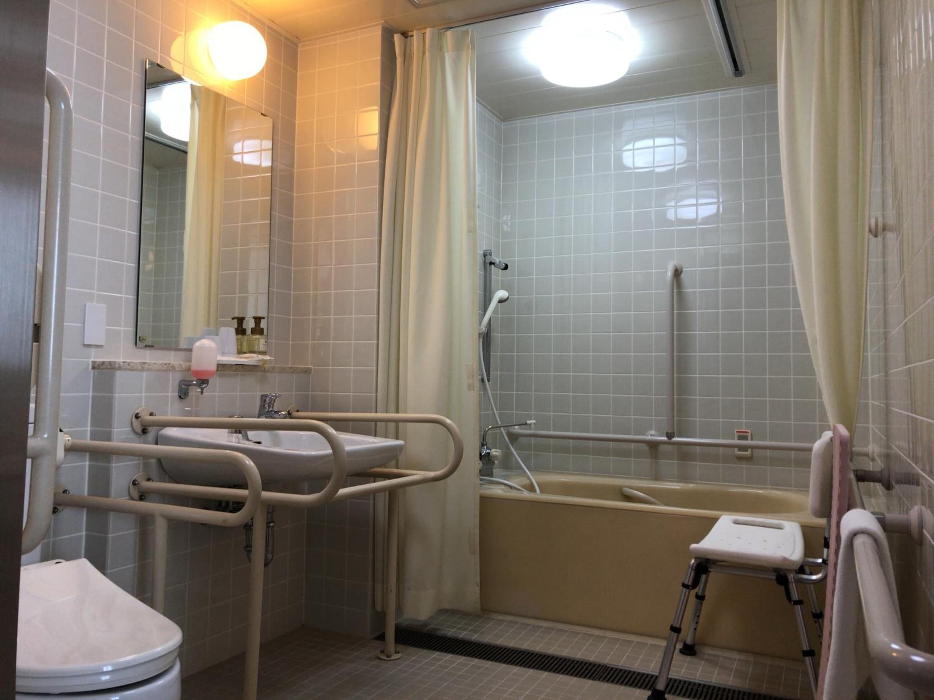 Combined shower/tub, deep soaking tub, free toiletries, hair dryer
