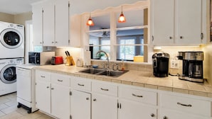 コーヒー / ティーメーカー、冷蔵庫、電子レンジ、オーブン