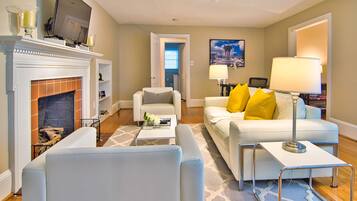 智能电视、壁炉、DVD 播放器、书