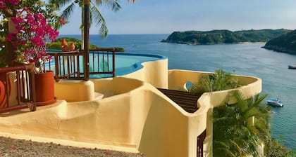 Million de dollars vues avec piscine à débordement sur le bluff