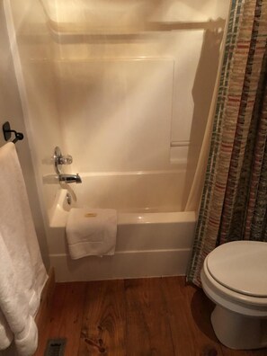 Duschwanne, Haartrockner, Handtücher, Seife