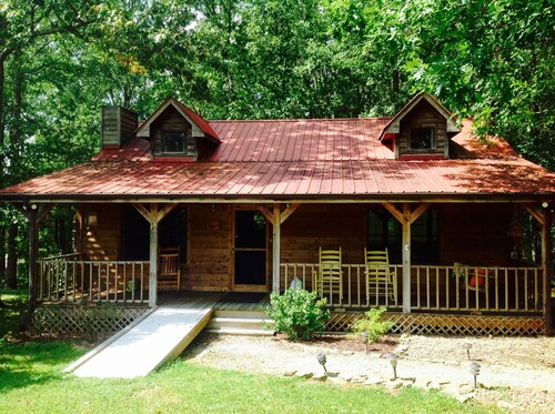 Relax and enjoy at this 2.5 B/2B cabin with hot tub by Fall Creek Falls Park