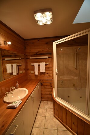 4 Bedroom Tasmanian timber House with Sea Views | Bathroom | Separate tub and shower, jetted tub, hair dryer, towels