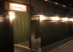 A building entrance with a sign reading "Le Studio" and a covered waiting area. - Le Studio Gojo Takakura (Kyoto)