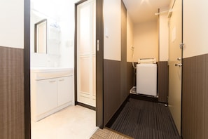 A hotel bathroom with a shower, toilet, and sink. - Le Studio Gojo Takakura (Kyoto)