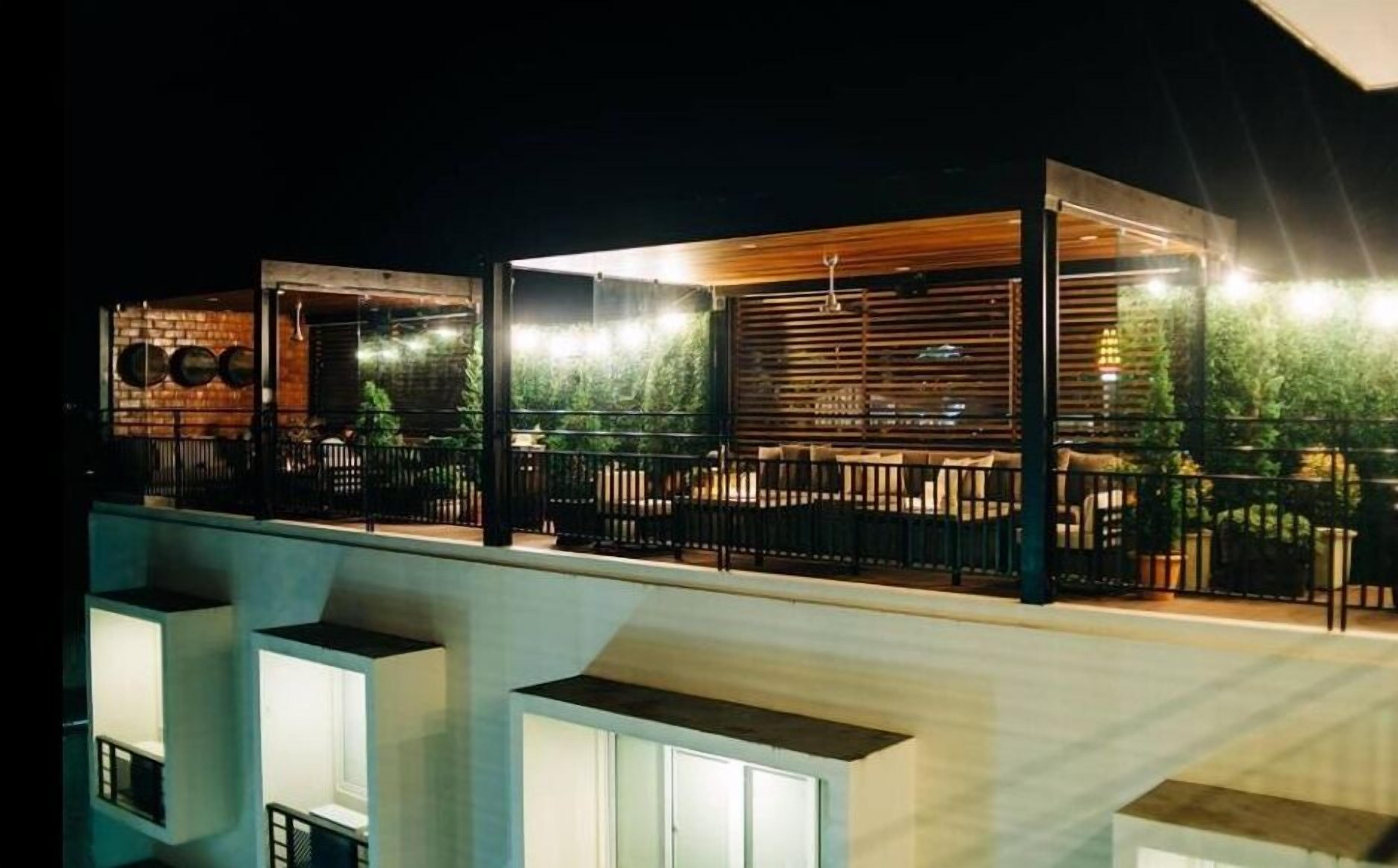 3 restaurants, breakfast, lunch, dinner served; local cuisine