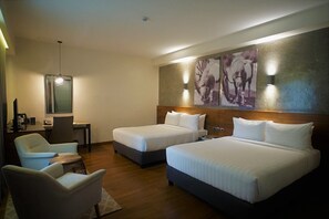 Quarto casal família, 2 camas Queen, geladeira | Cofres nos quartos, escrivaninha, quartos à prova de som