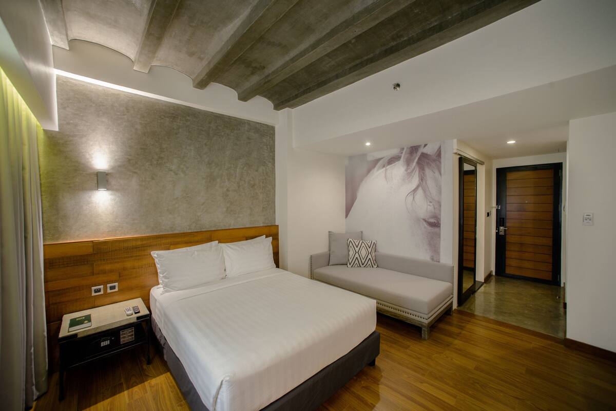 Quarto luxo | Cofres nos quartos, escrivaninha, quartos à prova de som