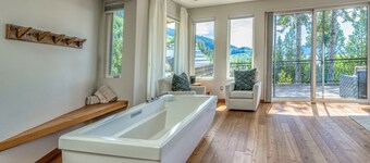 Cabine élégante et neutre en énergie sur la côte ouest dans les montagnes