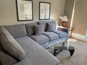 Una televisión, una chimenea