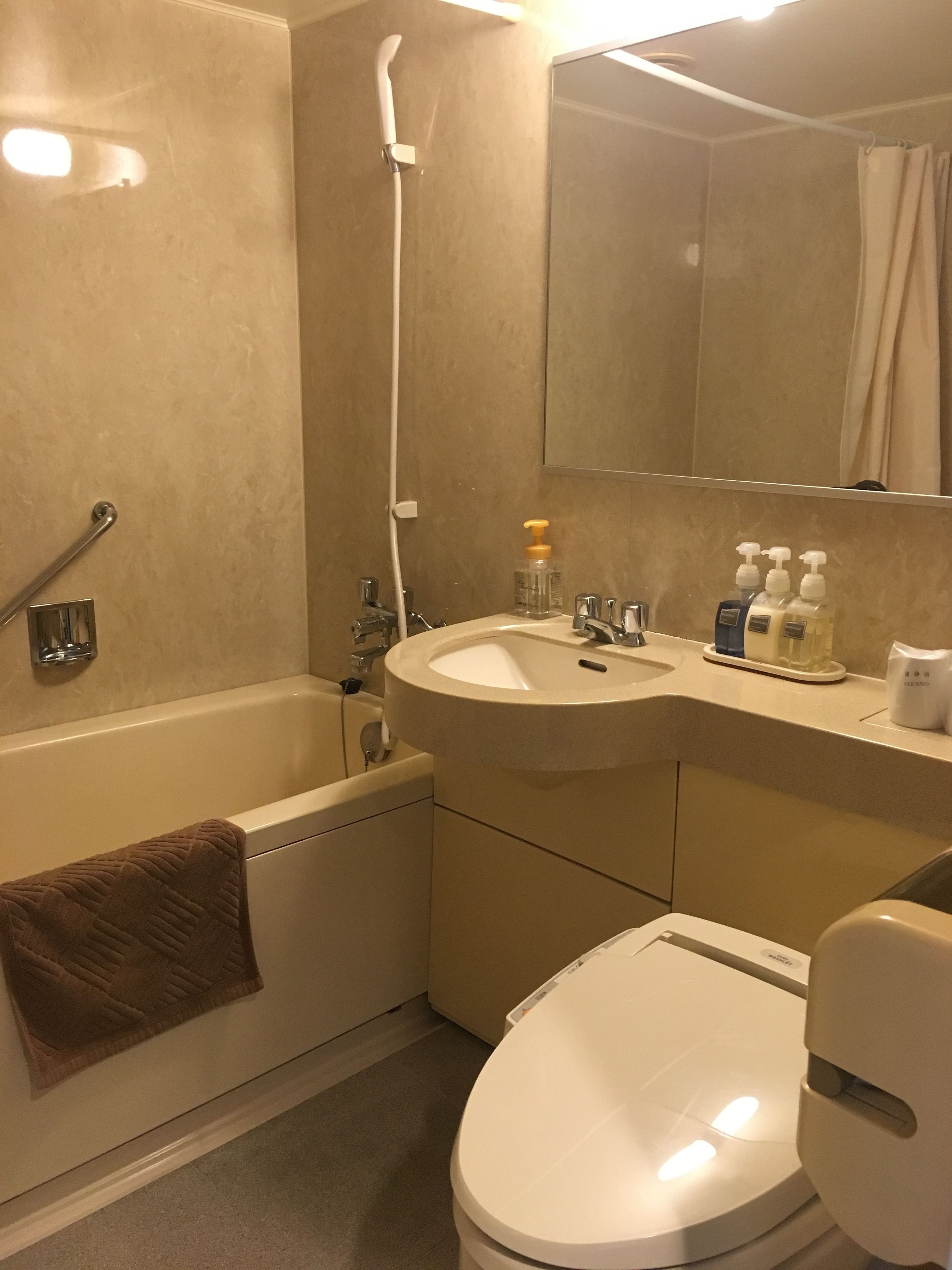 combined shower/bathtub, deep-soaking bathtub, free toiletries