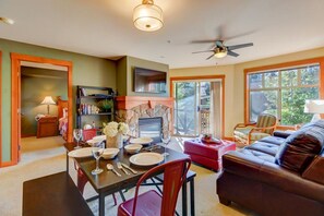 TV connectée, cheminée, lecteur de DVD, baby-foot