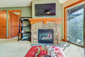 TV connectée, cheminée, lecteur de DVD, baby-foot