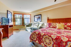 2 habitaciones, escritorio y tabla de planchar con plancha 