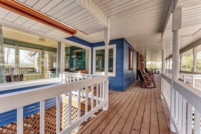 Private Dock, Fishing, Hiking, Fire Pit, Hot Tub, Lakeview Haven on 8+ acres