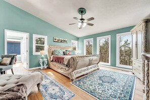 7 Schlafzimmer, Schreibtisch, Bügeleisen/Bügelbrett, Reisekinderbett