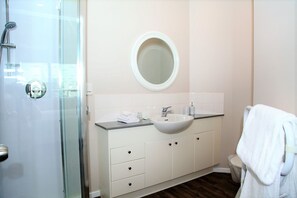 Stylish Apartment near Entertainment District | Bathroom