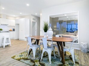 Apartamento, 2 quartos | Opções para refeição no quarto