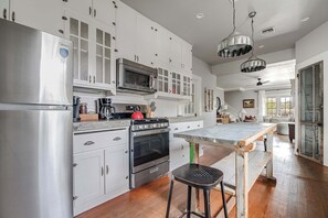 Grand réfrigérateur, micro-ondes, four, plaque de cuisson