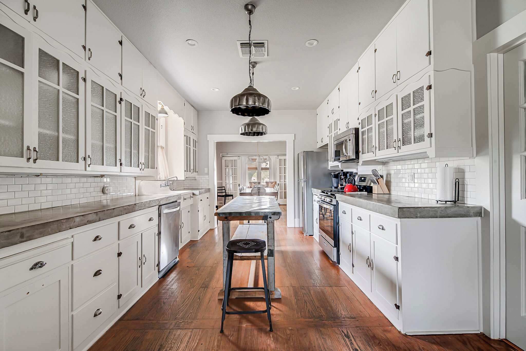 Full-sized fridge, microwave, oven, stovetop