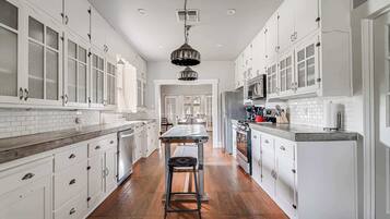 Full-sized fridge, microwave, oven, stovetop