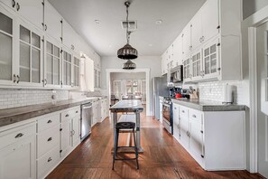 Full-size fridge, microwave, oven, stovetop