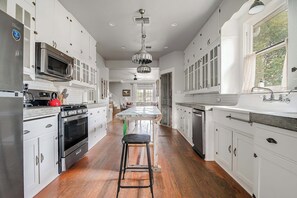 Grand réfrigérateur, micro-ondes, four, plaque de cuisson