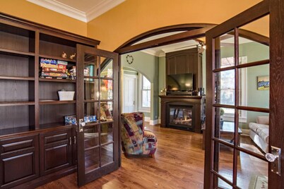 Beautiful Victorian Home in Downtown! Walk to Pool