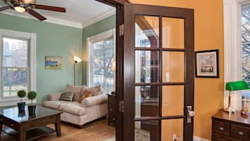 Una televisión, una chimenea, libros