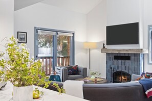 Smart TV, fireplace - Outpost: Clark's Knoll 381 - Walk to Town Square (Jackson)