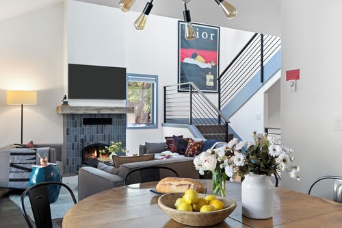 Outpost: Clark's Knoll 381 - Walk to Town Square