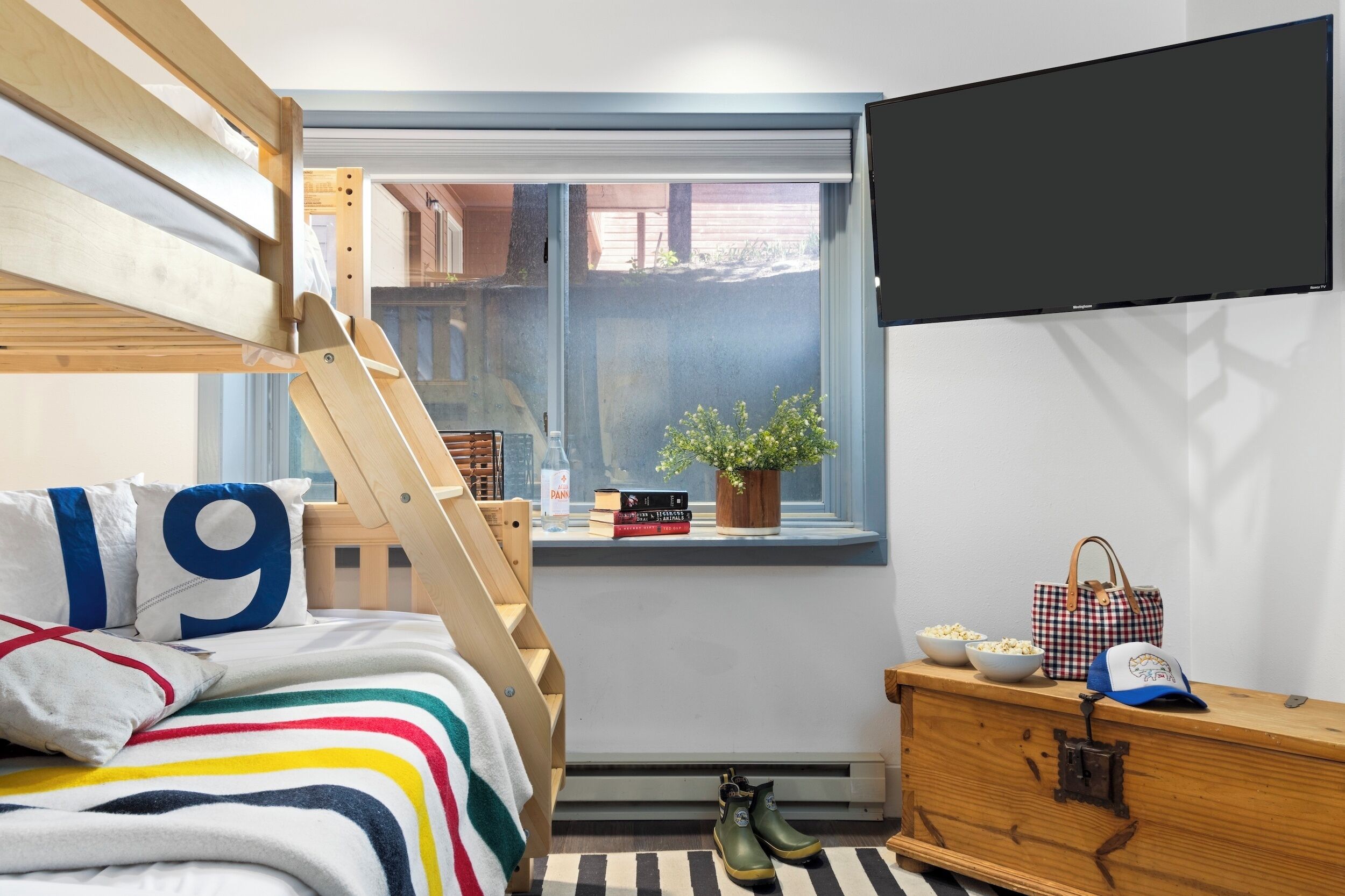 4 bedrooms, desk, iron/ironing board, WiFi