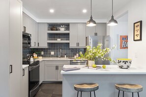 Fridge, microwave, oven, stovetop - Outpost: Clark's Knoll 381 - Walk to Town Square (Jackson)