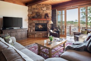 Smart TV, fireplace