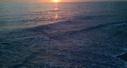 Old Florida Charm, quiet, close to beach and boat launch.