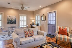 Smart-TV, Bücher, Stereoanlage