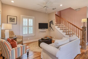 Smart-TV, Bücher, Stereoanlage