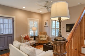 Smart-TV, Bücher, Stereoanlage