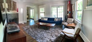 Téléviseur connecté, foyer, lecteur de DVD, livres