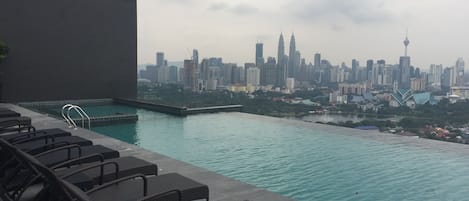 Kolam renang outdoor dan sebuah infinity pool