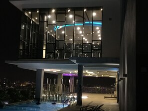 Alberca al aire libre y alberca infinita