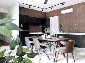 Apartment, 4 Bedrooms | In-room dining