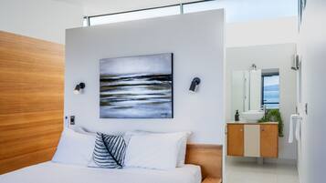 Căn hộ Superior, 2 phòng ngủ, quang cảnh biển, sát bãi biển | Phòng tắm | Buồng tắm vòi sen, máy sấy tóc, khăn tắm, xà phòng