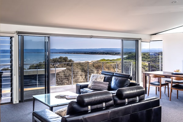 2 Bedroom Apartment Beachfront  | Living area