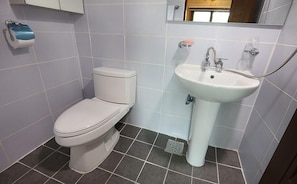 Traditional Duplex (Cypress and Red Clay Room) | Bathroom | Shower, free toiletries, towels