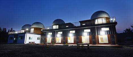 Fachada de la propiedad por la tarde o noche